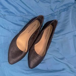 Brand new! Only worn for an indoor shoot, once.
